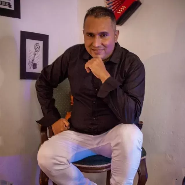 Carlos Molina | Cantautor colombiano de vallenato romántico con alma y mensaje